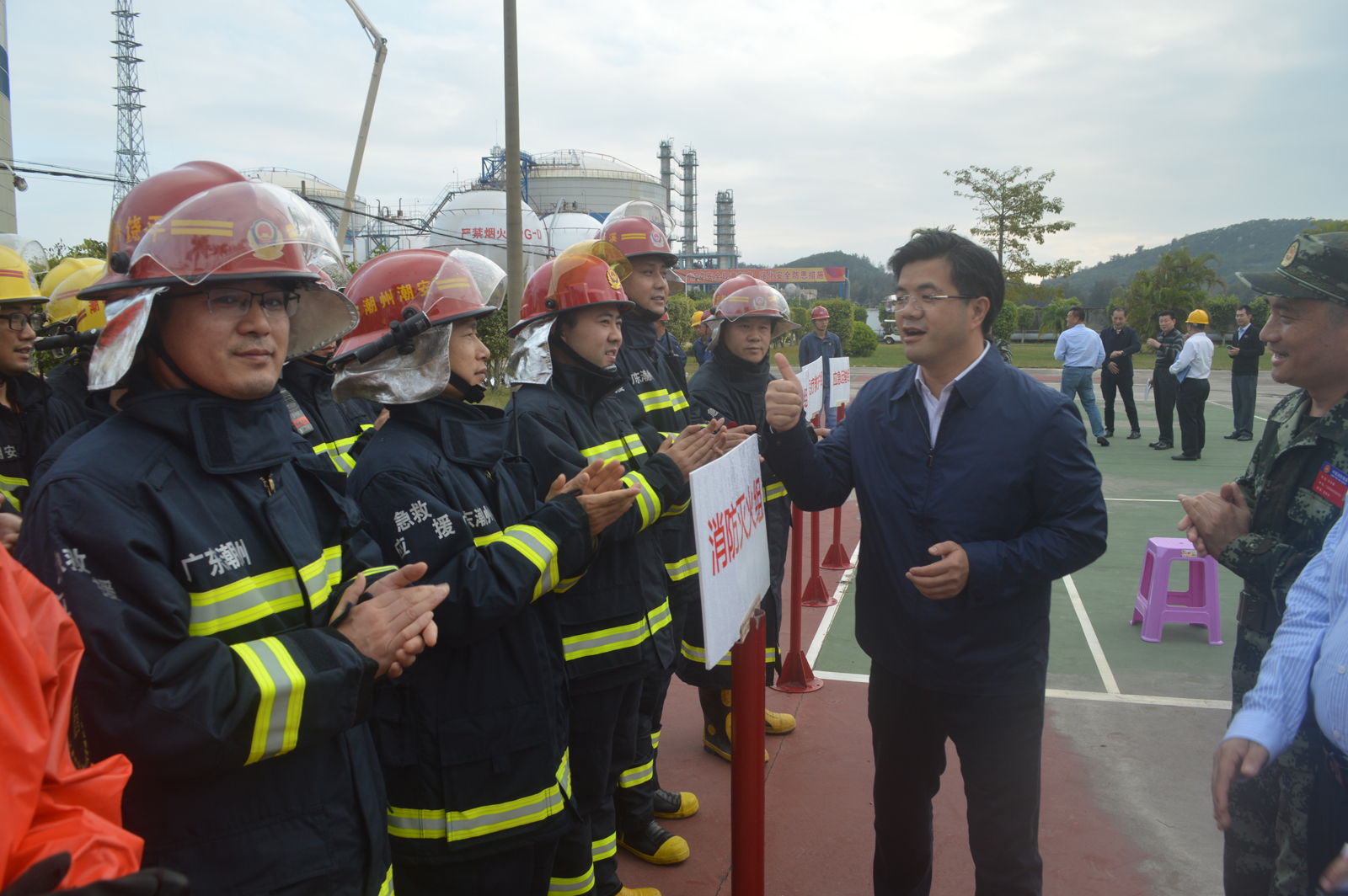 市委常委赖建华慰问参演队伍广东省道路运输事务中心副局长褚自力,市